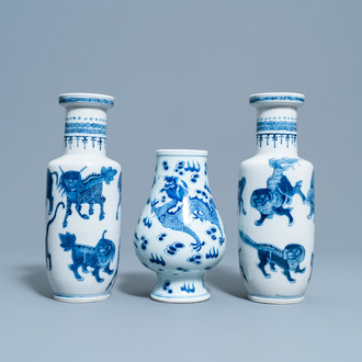 Een paar Chinese blauw-witte rouleau vazen met mythische dieren en een peervormige met een draak en een feniks, 19e eeuw