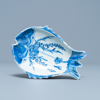 Une coupe en forme de deux poissons en porcelaine de Chine en bleu et blanc de type ko-sometsuke pour le marché japonais, Tianqi