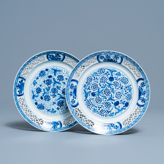 Une paire d'assiettes en porcelaine de Chine en bleu et blanc aux bordures ajourées, Kangxi