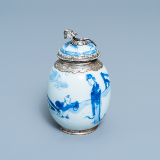 Une boîte à thé en porcelaine de Chine en bleu et blanc à monture en argent, Kangxi