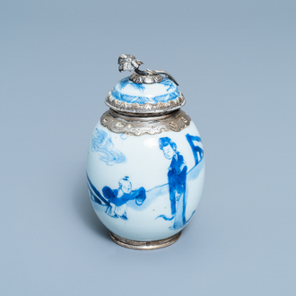 Een Chinese blauw-witte theebus met Nederlandse zilveren montuur, Kangxi