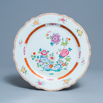 Un grand plat en porcelaine de Chine famille rose, Qianlong