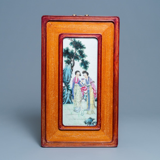 Une plaque en porcelaine de Chine famille rose figurant deux femmes dans un jardin, République