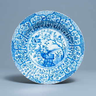 Un plat godronné en porcelaine de Chine en bleu et blanc, Kangxi