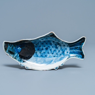Une coupe en forme de carpe en porcelaine de Chine en bleu et blanc de type ko-sometsuke pour le marché japonais, Tianqi