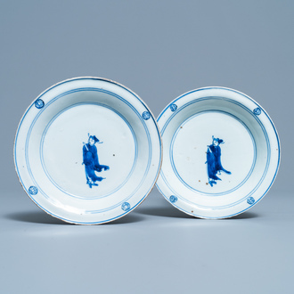 Une paire d'assiettes en porcelaine de Chine en bleu et blanc de type ko-sometsuke pour le marché japonais, Tianqi
