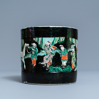 Un pot à rouleaux en porcelaine de Chine famille verte à décor appliqué, Chine, 19/20ème