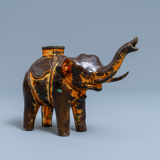 Un brûle-parfum en forme d'éléphant en bronze laqué et doré, Vietnam, 17ème