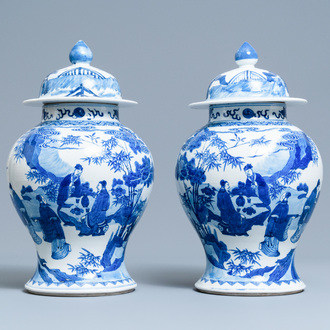 Een paar Chinese blauw-witte dekselvazen met figuratief decor, 19e eeuw