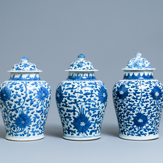 Trois vases couverts en porcelaine de Chine en bleu et blanc, époque Transition/Kangxi