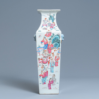 Un vase de forme carrée en porcelaine de Chine famille rose, 19ème