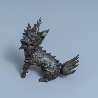 Un brûle-parfum en forme de qilin en bronze, Chine, Ming