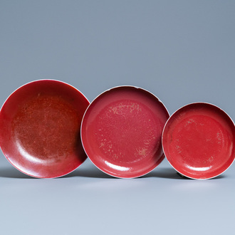 Trois assiettes en porcelaine de Chine rouge de cuivre et de rubis monochrome, Qianlong et après