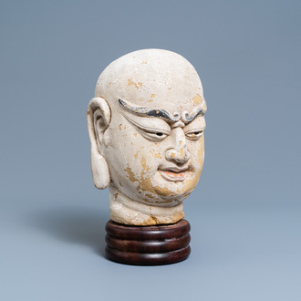 Een Chinees beschilderd zandstenen hoofd van een luohan, Ming