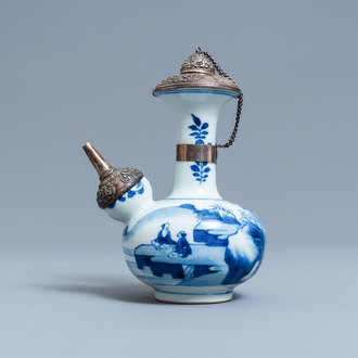 Un kendi en porcelaine de Chine en bleu et blanc à monture en argent, Kangxi