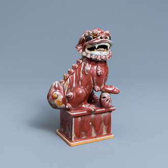 Un modèle d'un lion bouddhiste en porcelaine de Chine sang de boeuf monochrome, 19ème