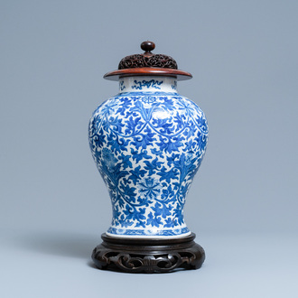 Un vase en porcelaine de Chine en bleu et blanc à décor de rinceaux de lotus, 19ème