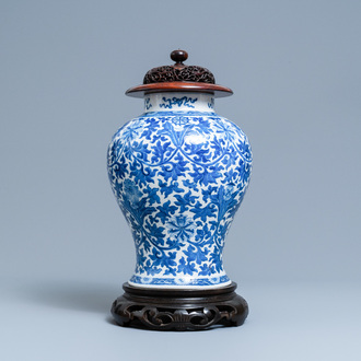Un vase en porcelaine de Chine en bleu et blanc à décor de rinceaux de lotus, 19ème
