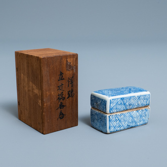 Une boîte couverte en porcelaine de Chine en bleu et blanc de type ko-sometsuke pour le marché japonais, époque Transition