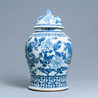 Een grote Chinese blauw-witte 'draken' dekselvaas, 19e eeuw