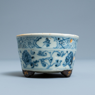 Un brûle-parfum tripod en porcelaine de Chine en bleu et blanc, Ming