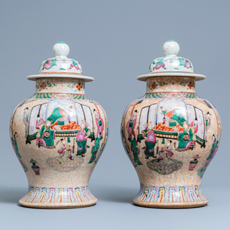 Een paar Chinese Nanking famille rose craquelé vazen met een hofscène, 19e eeuw