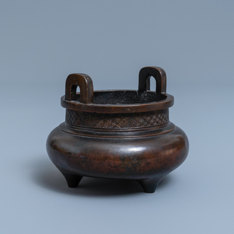 Un brûle-parfum tripod en bronze, marque en creux, Yuan
