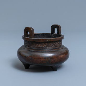 Een Chinese bronzen driepotige wierookbrander, zegelmerk, Yuan