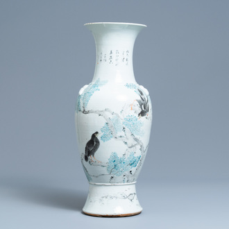 Un vase en porcelaine de Chine qianjiang cai aux éléments en forme de papillons en relief, 19ème