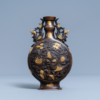 Un vase à décor de phénix en bronze tâché d'or, marque de Qianlong, 18/19ème