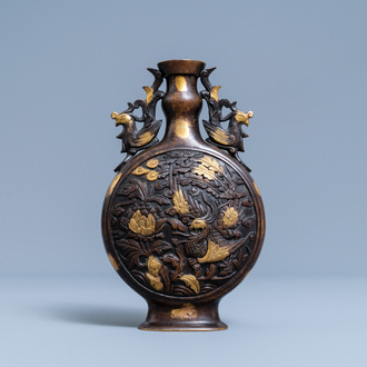 Een Chinese met vergulding bespatte bronzen vaas met feniksen, Qianlong merk, 18/19e eeuw