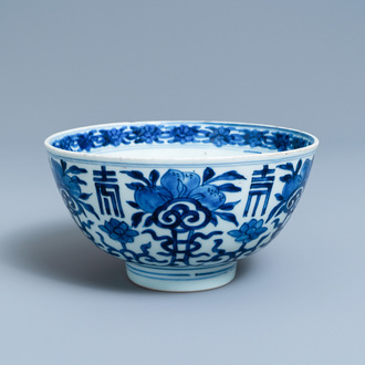 Un bol à décor 'Shou' en porcelaine de Chine en bleu et blanc, marque 'Shen de tang bo gu zhi', Kangxi