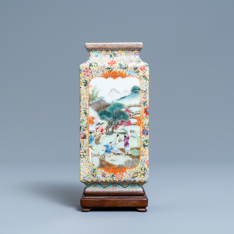 Un vase en porcelaine de Chine famille rose à décor de la cultivation de riz, marque de Qianlong, République