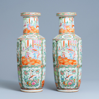 Une paire de vases de forme rouleau en porcelaine de Chine famille rose de Canton, 19ème