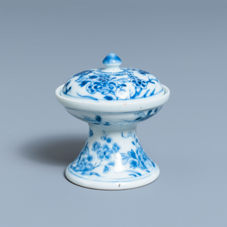 Een Chinees blauw-wit zoutvat met deksel, Kangxi