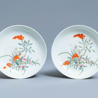 Une paire de coupes en porcelaine de Chine famille rose à décor de pêches, marque et époque de Daoguang