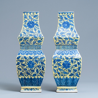 Une paire de vases en porcelaine de Chine en bleu et blanc à fond jaune, 19ème