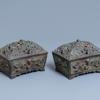 Une paire de brûle-parfums aux couvercles ajourés en bronze de style Ming, Chine, 19ème