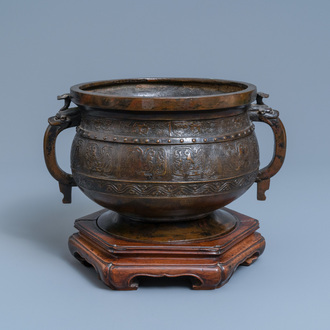 Un grand récipient de type 'Gui' en bronze sur socle en bois, Chine, Yuan