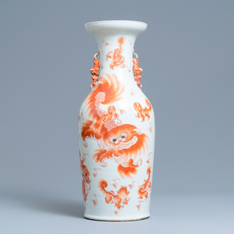 Un vase en porcelaine de Chine à décor de lions bouddhistes en rouge de fer, 19ème