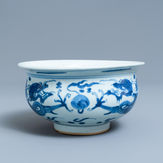 Un brûle-parfum en porcelaine de Chine en bleu et blanc à décor de dragons, Kangxi
