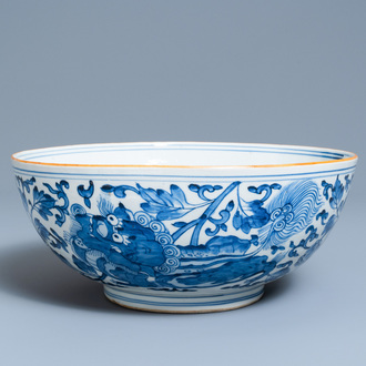 Un grand bol en porcelaine de Chine en bleu et blanc, époque Transition