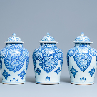 Trois vases couverts en porcelaine de Chine en bleu et blanc pour le marché islamique, Kangxi