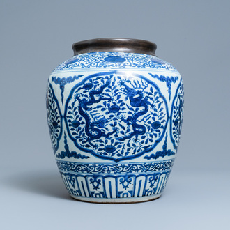 Un pot en porcelaine de Chine en bleu et blanc à décor de dragons, Jiajing