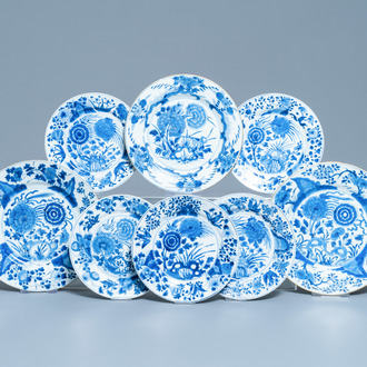 Huit assiettes en porcelaine de Chine en bleu et blanc, Kangxi