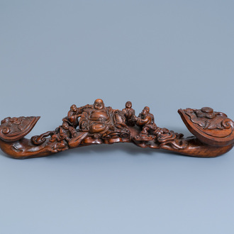Un grand scèptre ruyi en bois sculpté, Chine, 19ème
