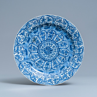 Un plat en porcelaine de Chine en bleu et blanc à décor floral en forme de lotus, Kangxi