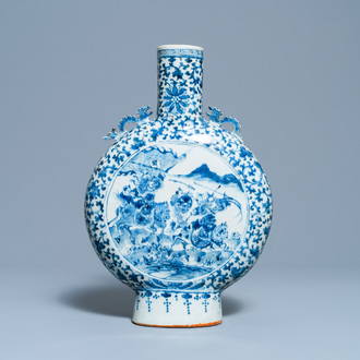Un vase de forme 'moonflask' en porcelaine de Chine en bleu et blanc, 19ème