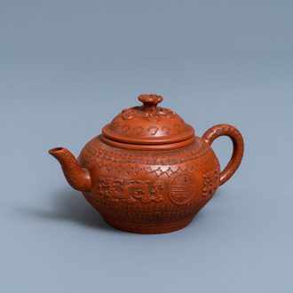 Een Chinese Yixing steengoed theepot met opgelegd en ingedrukt decor, Kangxi