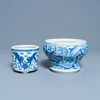 Deux brûle-parfums en porcelaine de Chine en bleu et blanc, 19ème